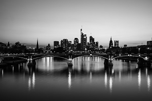 Lichtbild in schwarz weiß & gerahmt mit LED beleuchtet - Motiv: FFM-Skyline